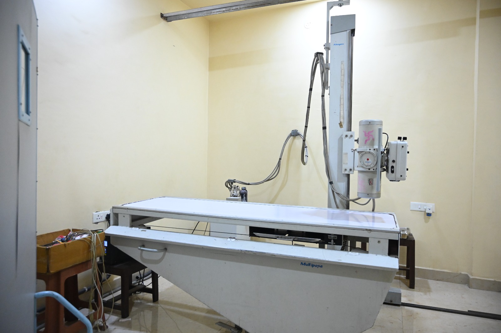 Digital X-ray examination table and tube column in the X-ray suite